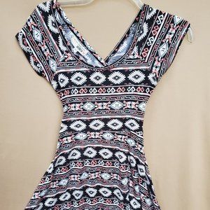 Fitted dress with a peek-a-boo in the back